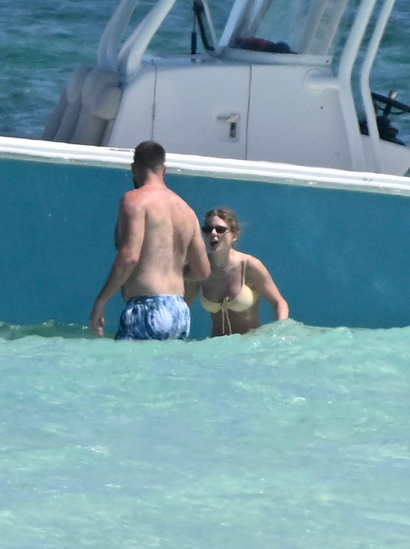 Папарацци последили за интимными забавами Тейлор Свифт и Трэвиса Кейси на Багамах. Топ фото Тейлор Свифт в бикини